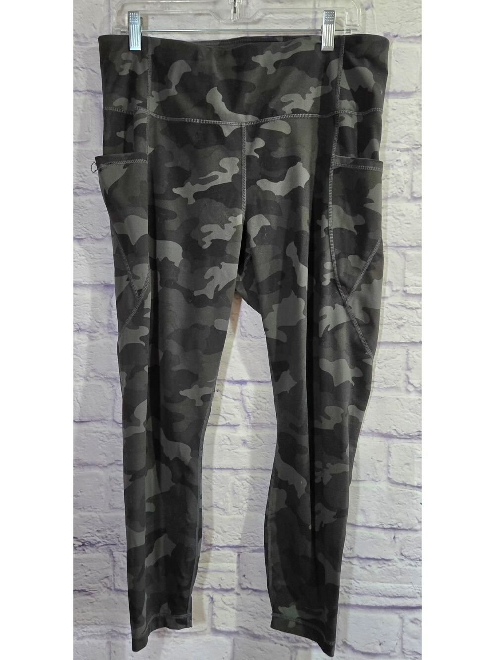 Active Life Black Gray Camo Work Out Pants XXL Cropped Side Pockets